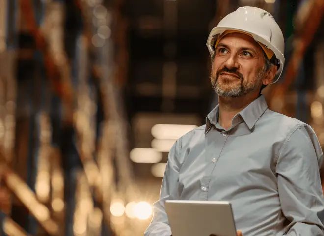 Homem com capacete de segurança