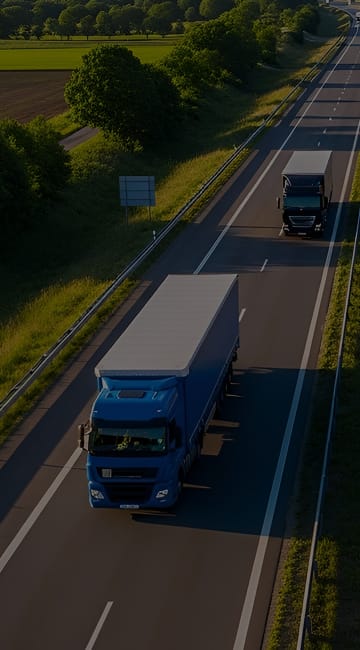 Estrada movimentada, com caminhão em destaque, mostra a praticidade na gestão de transporte oferecida pela Fretebras. Praticidade na gestão de transporte