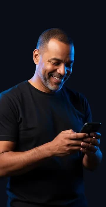 Caminhoneiro utilizando o aplicativo Fretebras para gerenciar suas cargas